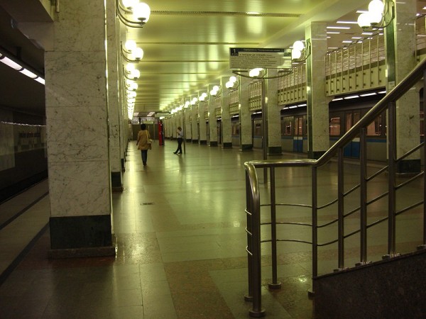 Metrobahnhof Bulwar Dmitrija Donskowo, Moskau 