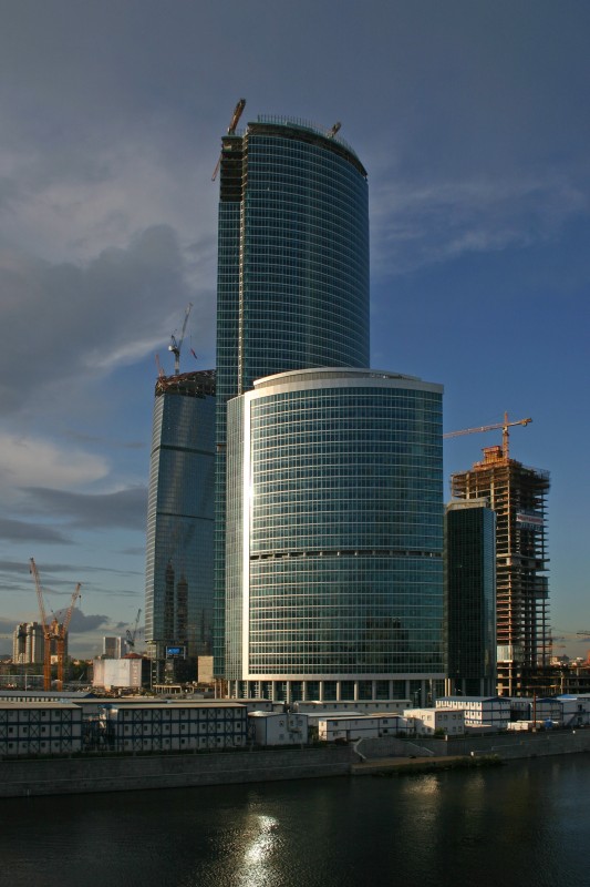 Naberezhnaja-Turm B vor dem Turm C in Moskau 