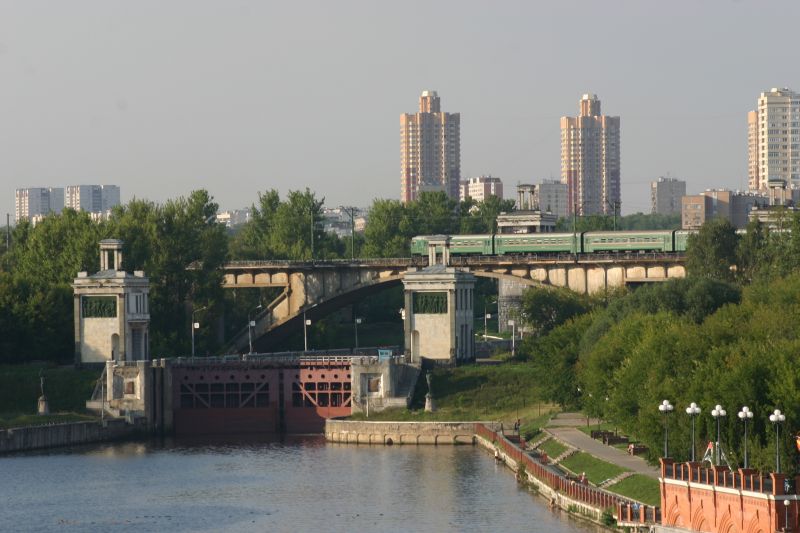 Rizhsky-Eisenbahnbrücke und Schleuse Nr. 8 des Moskau-Wolga-Kanals in Moskau 