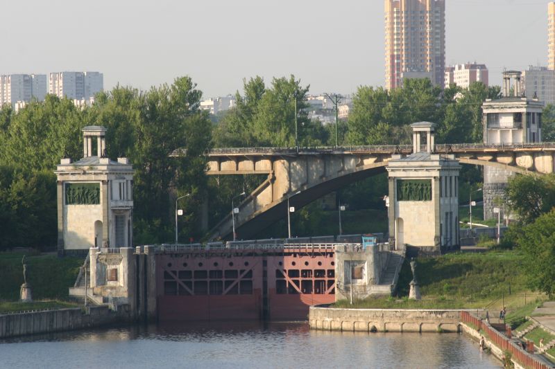 Rizhsky-Eisenbahnbrücke und Schleuse Nr. 8 des Moskau-Wolga-Kanals in Moskau 