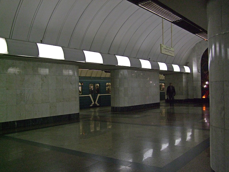 Metrobahnhof Dubrowka, Moskau 