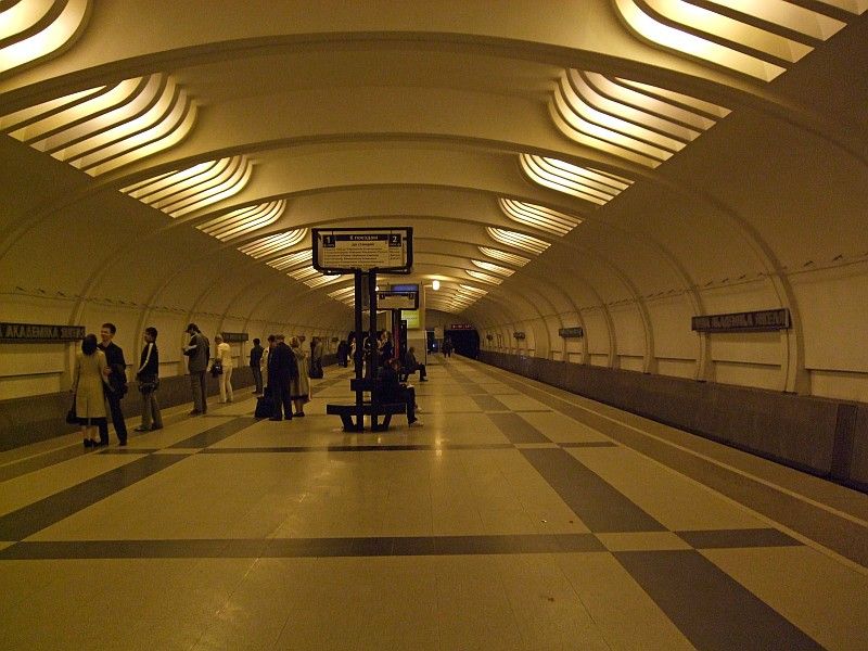 Metrobahnhof Uliza Akademika Jangela 