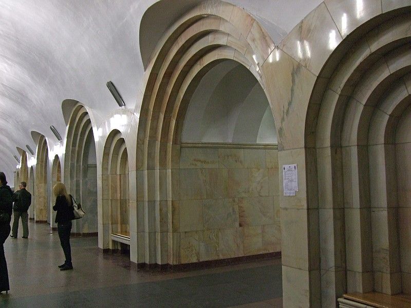 Dobryninskaya Metro Station 