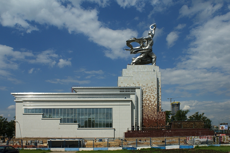 Media File No. 172535 Worker and Kolkhoz Woman, Moscow, 24.5 meter high sculpture made from stainless steel by Vera Mukhina for the 1937 World's Fair in Paris. Pavilion is replika of pavilion architect Boris Iofan