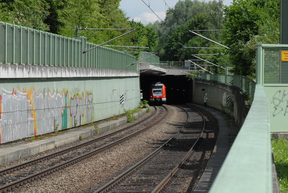 Portail sud du tunnel ferroviaire d'Ismaning menant à l'aéroport de Munich 