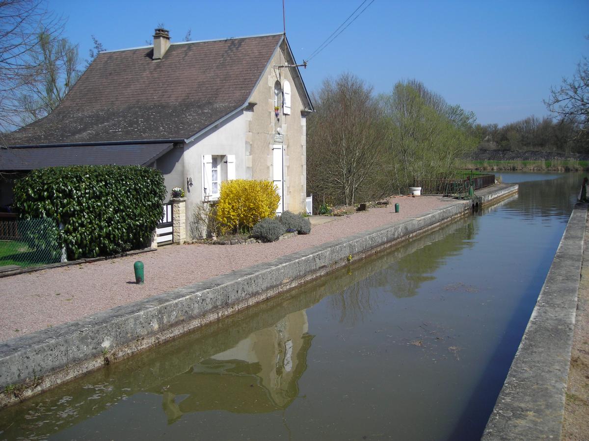 Ecluse n.13 de Mingot sur le versant Loire du Canal du Nivernais 