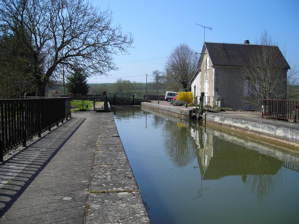Ecluse n.13 de Mingot sur le versant Loire du Canal du Nivernais 