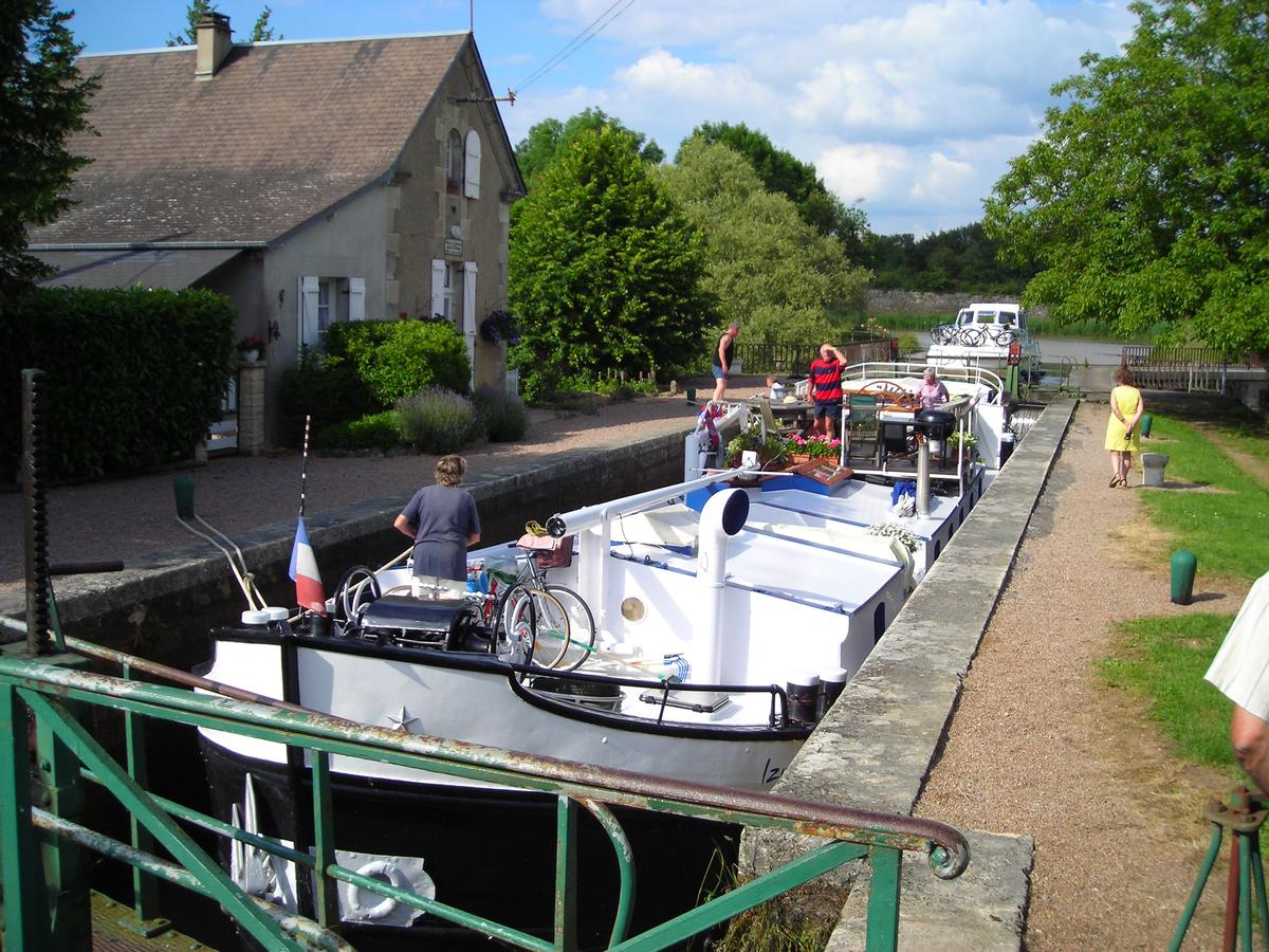 L'écluse numéro 13 de Mingot,située sur le versant Loire du Canal du Nivernais et plus précisément sur la commune de Chatillon en Bazois 