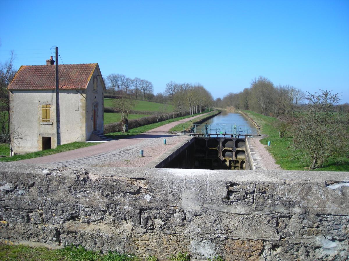 Ecluse n. 23 de La Saigne sur le versant Loire du Canal du Nivernais 