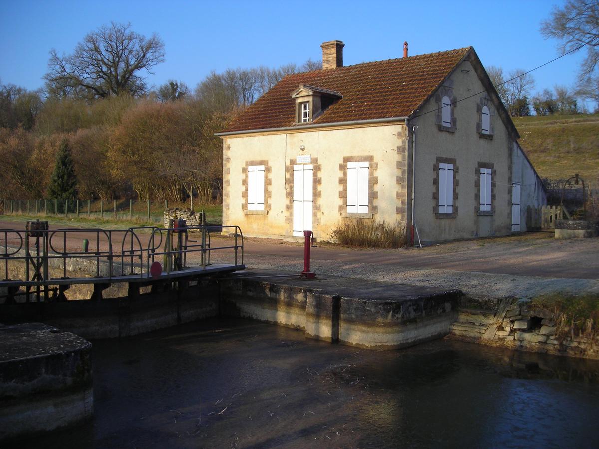 L'écluse numero 17 de Eguilly, située sur le versant Loire du Canal du Nivernais et plus exactement sur la commune d'Alluy 