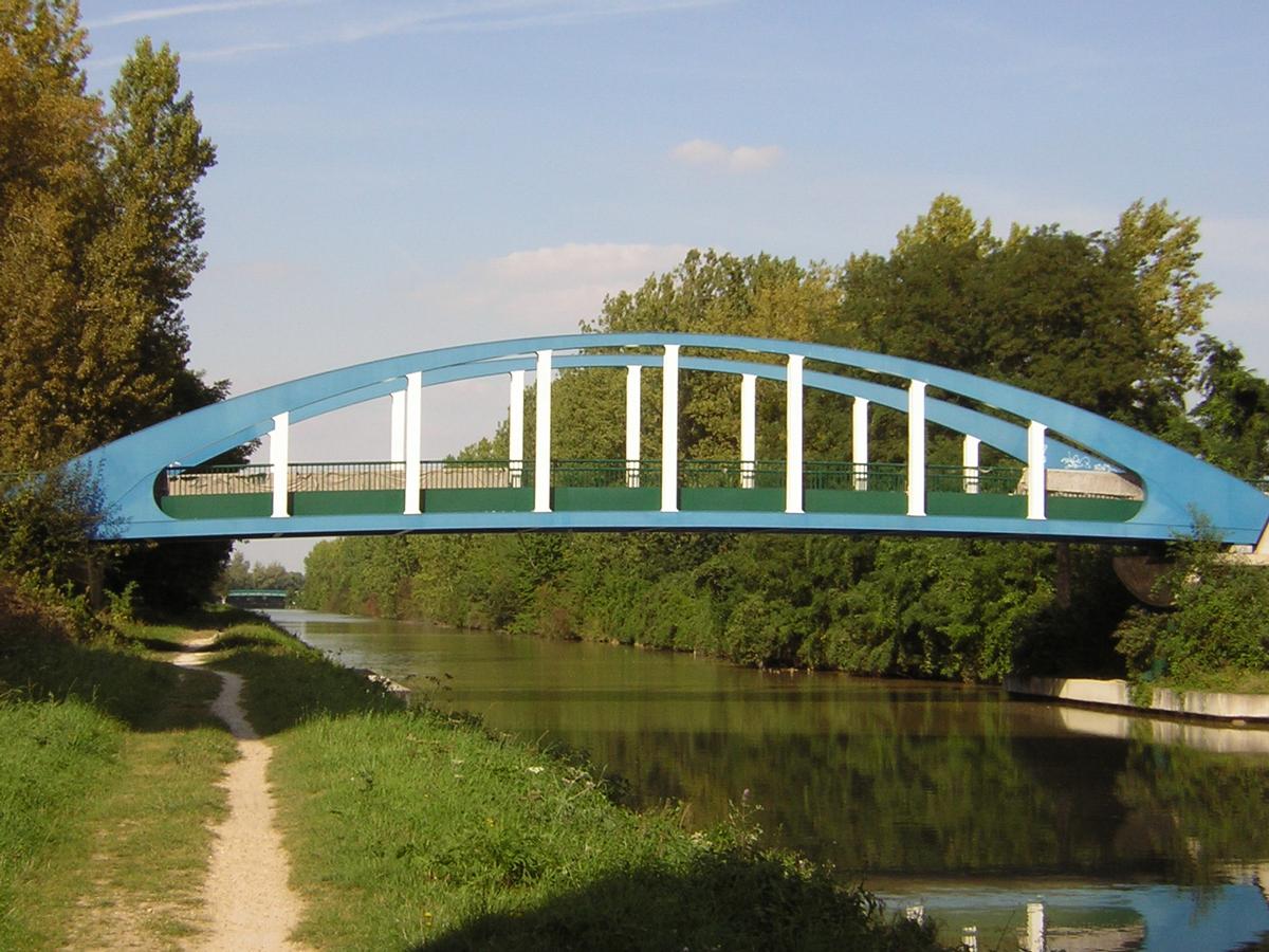 Bridge across Chalifert Canal 