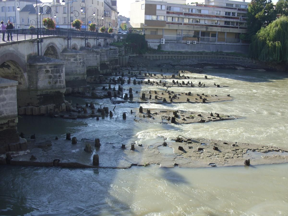Anciennes fondations des vieux moulins du pont du marché coté aval visibles lors d'un abaissement du niveau de la Marne (travaux sur barrage) 