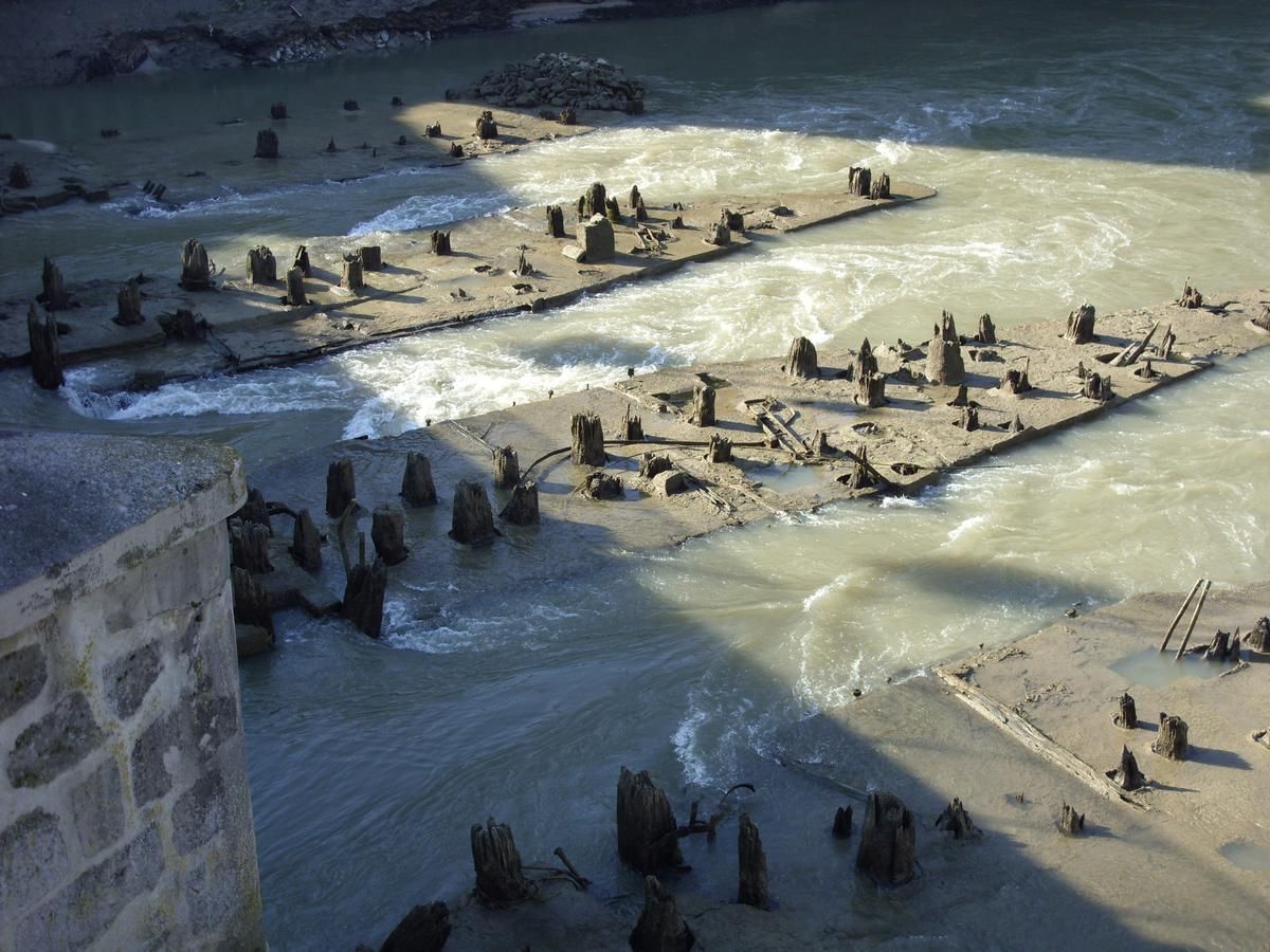 Anciennes fondations des vieux moulins du pont du marché coté aval visibles lors d'un abaissement du niveau de la Marne (travaux sur barrage) 
