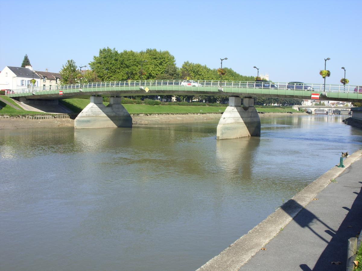Pont Foch lors d'un abaissement du niveau de la Marne 