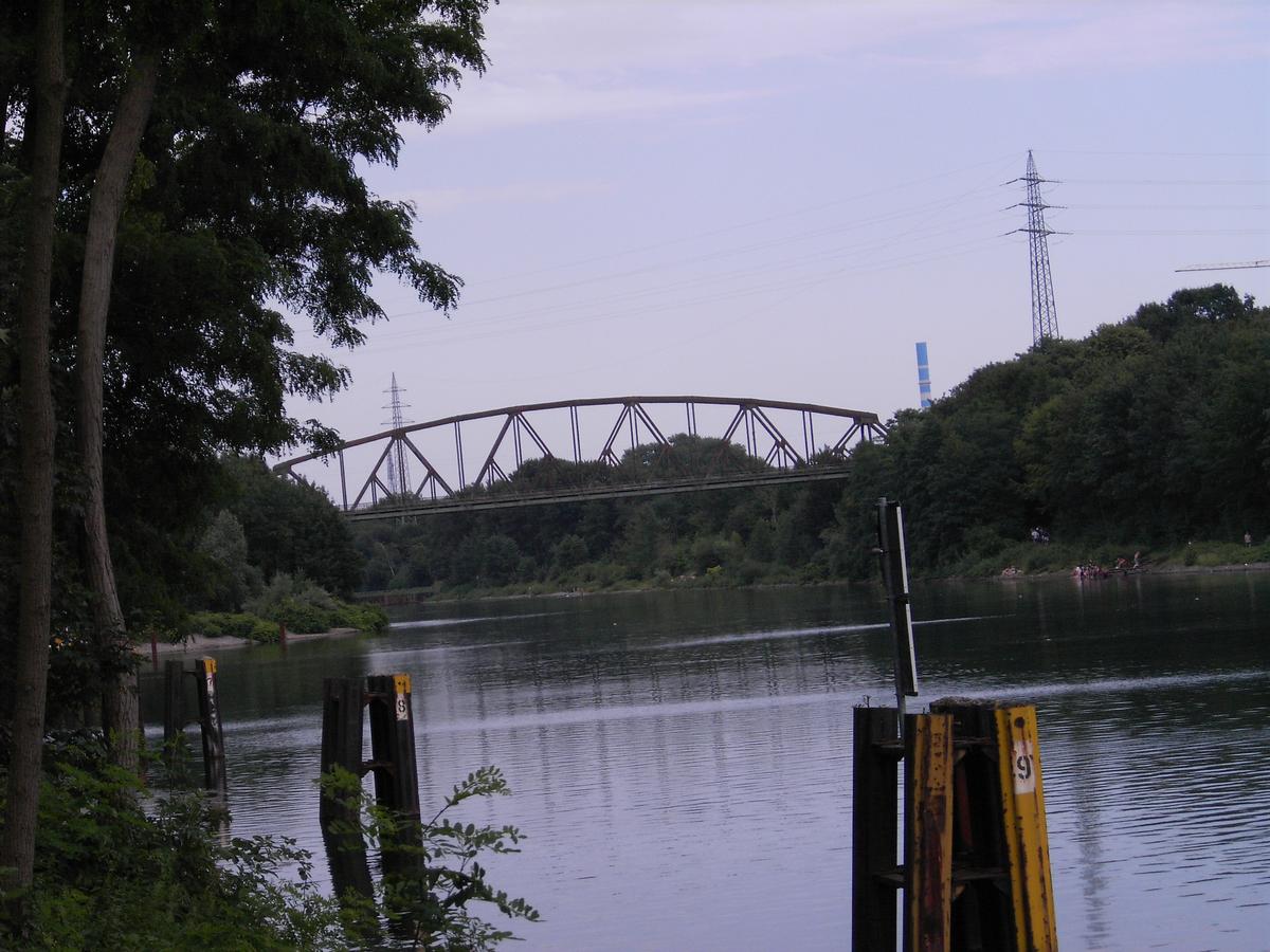 Rhein-Herne-Kanal - Westseite der DB-Brücke Nr. 325 vom Nordufer des Rhein-Herne-Kanals aus gesehen 