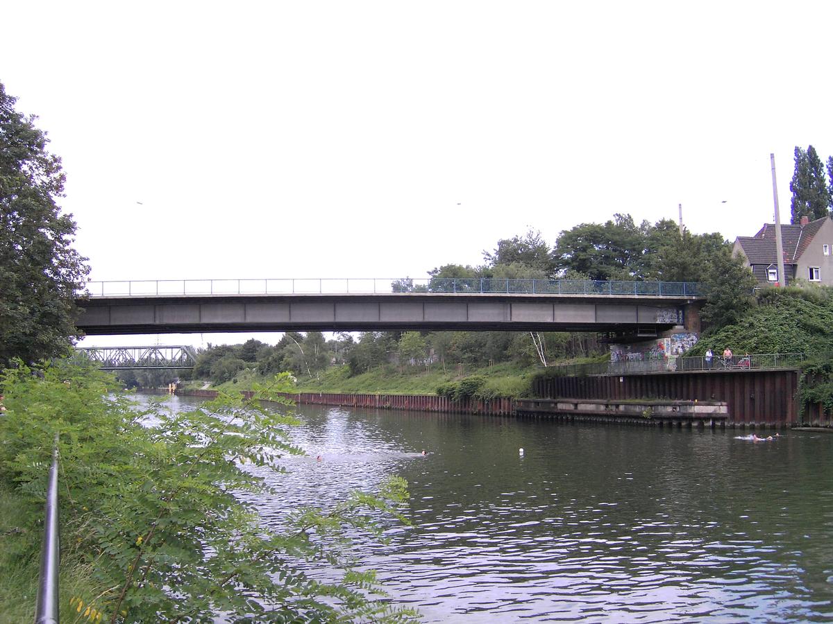 Rhein-Herne-Kanal - Westseite der Prosperstraßen-Brücke Nr. 327 vom Nordufer des Rhein-Herne-Kanals aus gesehen 