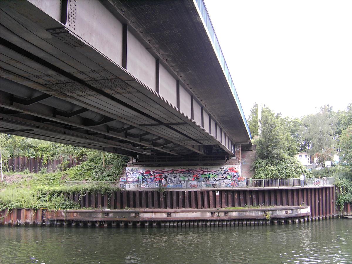 Rhein-Herne-Kanal - Brückenpfeiler (Südufer) der Prosperstraßen-Brücke Nr. 327 vom Nordufer des Rhein-Herne-Kanals aus gesehen 