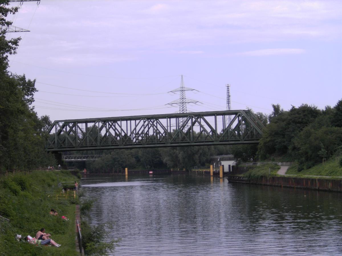 Rhein-Herne-Kanal - Westseite der DB-Brücke Nr. 329 vom Nordufer des Rhein-Herne-Kanals aus gesehen 