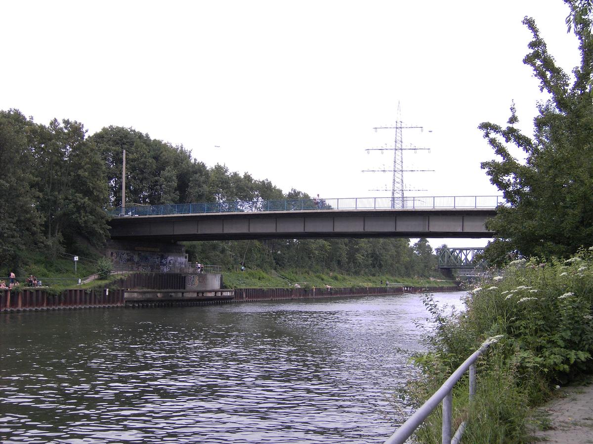 Mediendatei Nr. 90158 Rhein-Herne-Kanal - Westseite der Prosperstraßen-Brücke Nr. 327 vom Südufer des Rhein- Herne-Kanals aus gesehen. Der Straßennahme auf bottroper Seite lautet »Essener Straße«