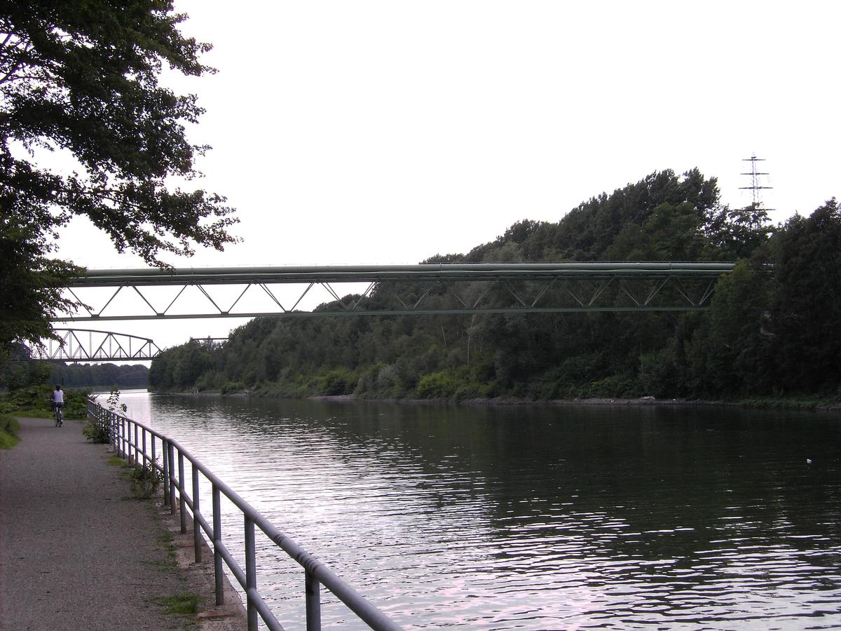 Mediendatei Nr. 90169 Rhein-Herne-Kanal - Ostseite der Ruhrgasrohrbrücke vom Südufer des Rhein- Herne-Kanals aus gesehen. Im Hintergrund ist die Eisenbahnbrücke Nr. 325 zu erkennen