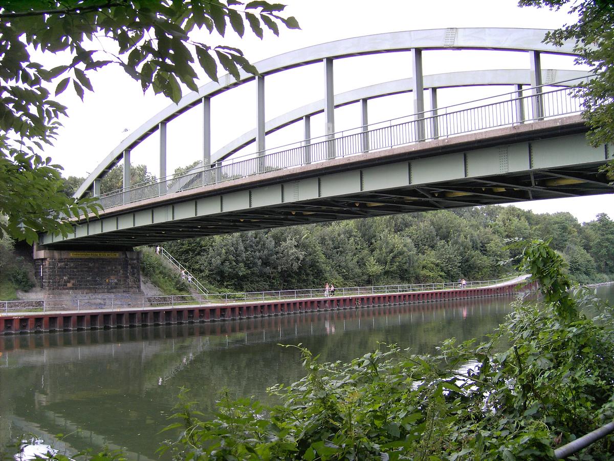 Rhein-Herne-Kanal - Westseite der Einbleckstraßen-Brücke Nr. 324 vom Südufer des Rhein-Herne-Kanals aus gesehen 