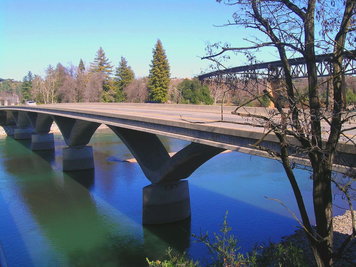 Мост в озерах 2022. Река Сакраменто. Сакраменто озеро. Мост в Сакраменто.