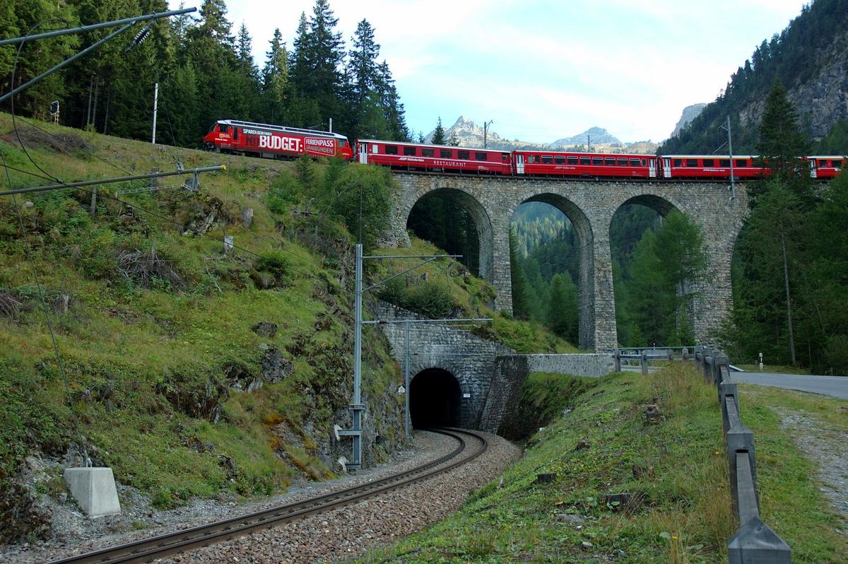 Albulaviadukt III mit Portal des Toua-Tunnels unten 