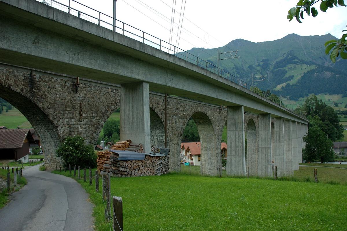 Nouveau Kanderviadukt sur l'ancienne ligne du Loetschberg 