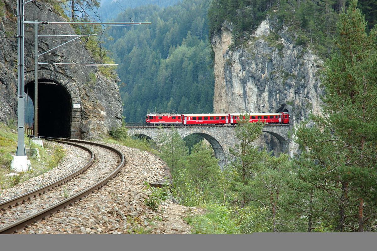 Tunnel de Zalaint, ligne de l'Albula, proche du viaduc du Landwasser 