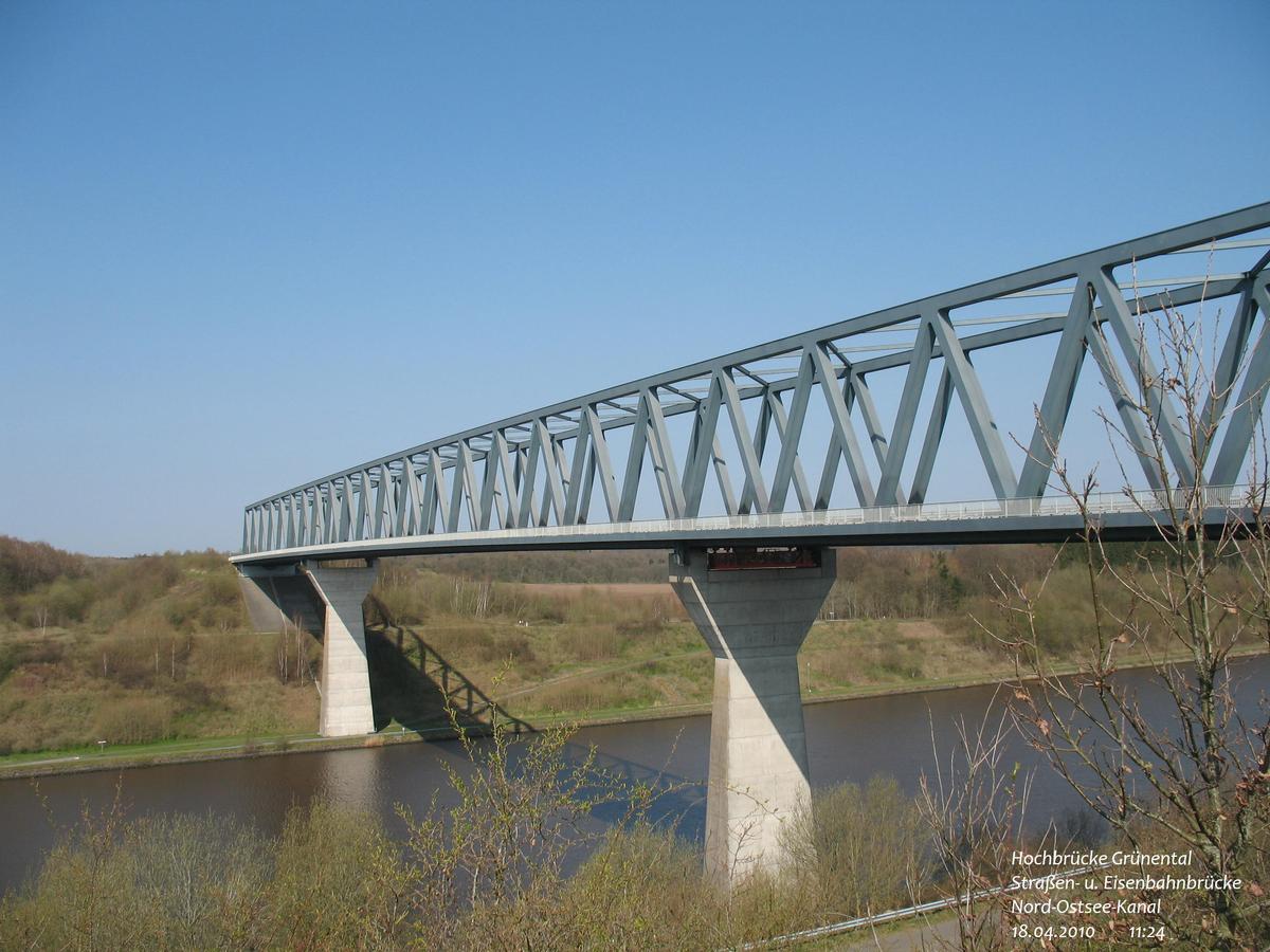 Hochbrücke Grünental über den Nord-Ostsee-Kanal 