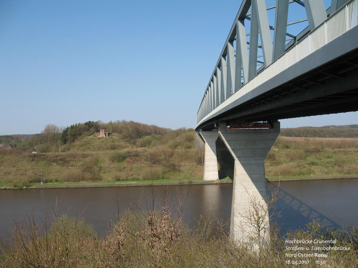 Hochbrücke Grünental über den Nord-Ostsee-Kanal 