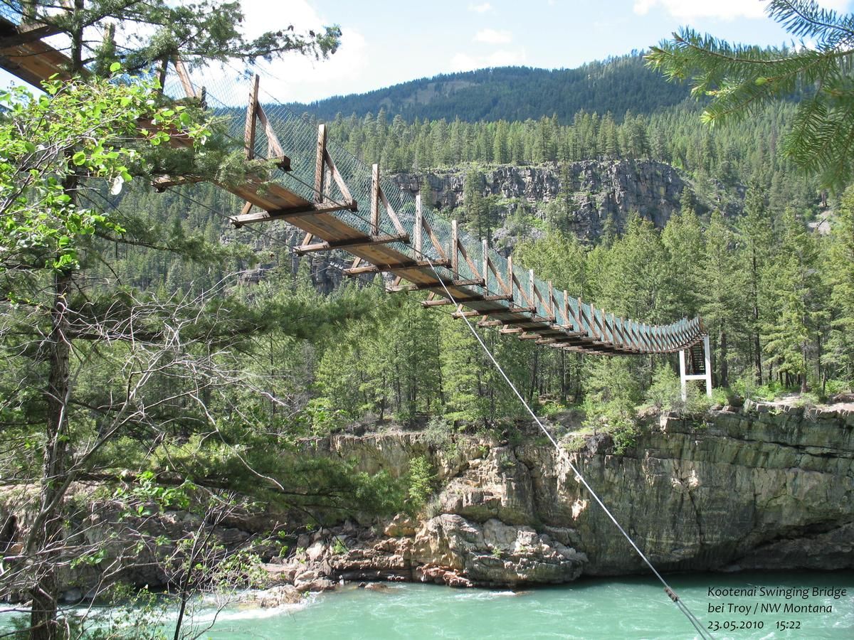 Kootenai Falls Swinging Bridge bei Troy / Lincoln County, Montana 