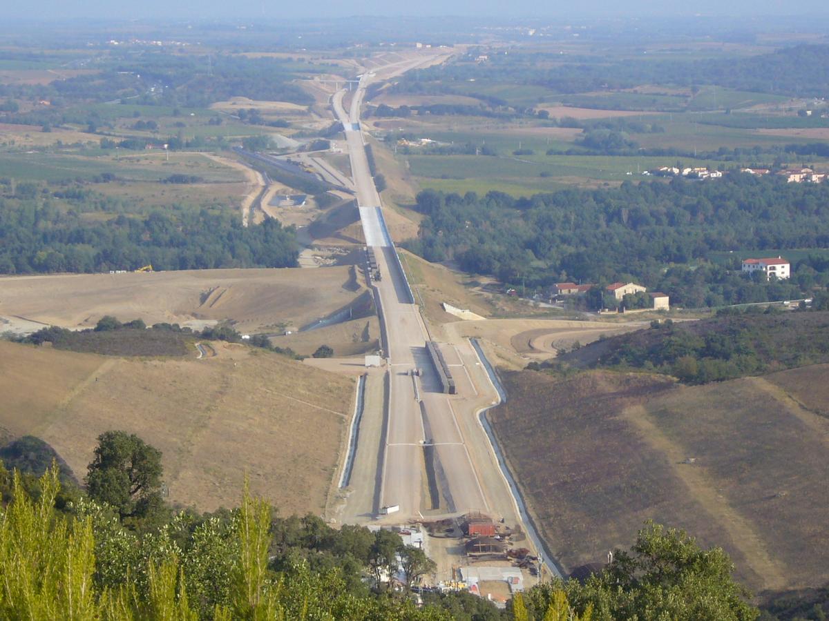 Fiche média no. 97470 Tunnel du Perthus - France vue du chantier en direction de Perpignan - 1er plan sortie du tunnel, 2ème plan pont sur la route d'Argeles, 3 ème plan pont sur la rivière Têt