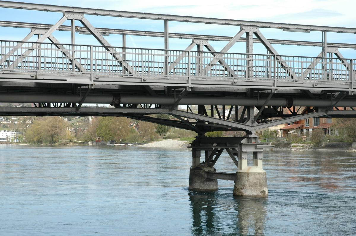Mediendatei Nr. 109939 Flurlinger Brücke über den Rhein, 800 Meter oberhalb des Rheinfalls, einspurige Strassenbrücke, verbindet Flurlingen (ZH) und Neuhausen am Rheinfall (SH)