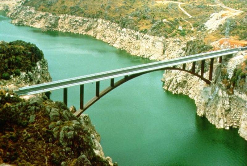 Brücke an der Talsperre Ricobayo 