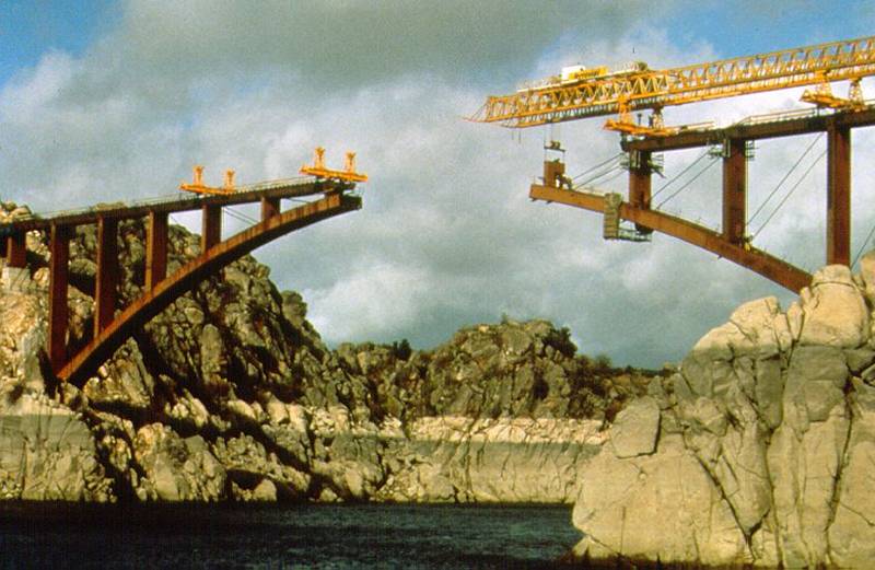 Brücke an der Talsperre Ricobayo 