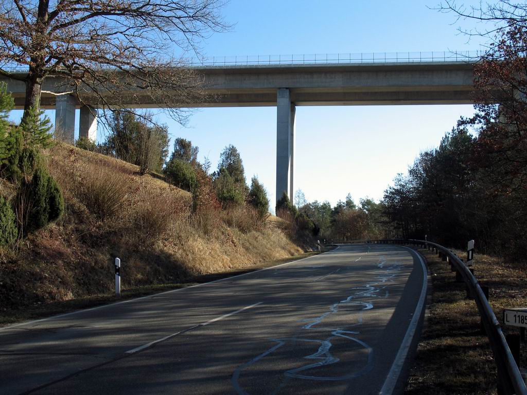Blick auf das Viadukt vom Tal aus 