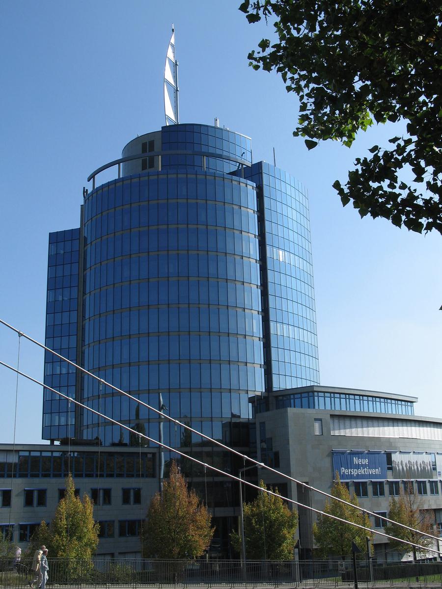 Stuttgart - Bülow-Turm; im Vordergrund Seilverspannung der Fußgängerbrücke über die Heilbronner Straße 