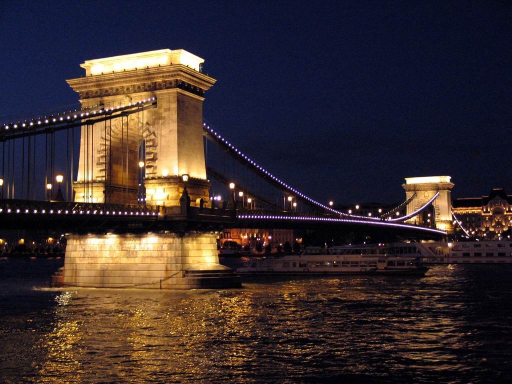 Kettenbrücke bei Nacht 