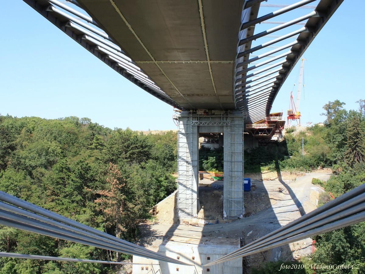 Bottom view to the supporting steel structure aprox. 45 m above ground from the pillar P4 
