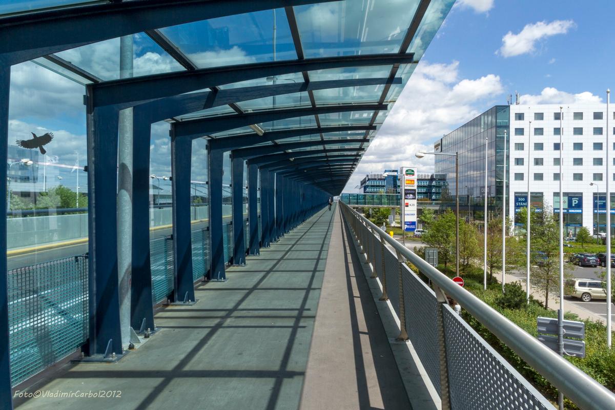 Zufahrtssbrücke am Flughafen Vaclav Havel 