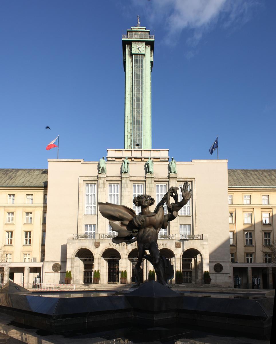 Statue of Icarus in the front of the New City Hall 