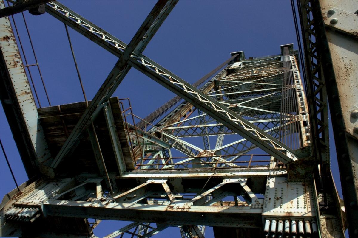 Memorial Bridge, a detailed viewing of the lifting tower structure 