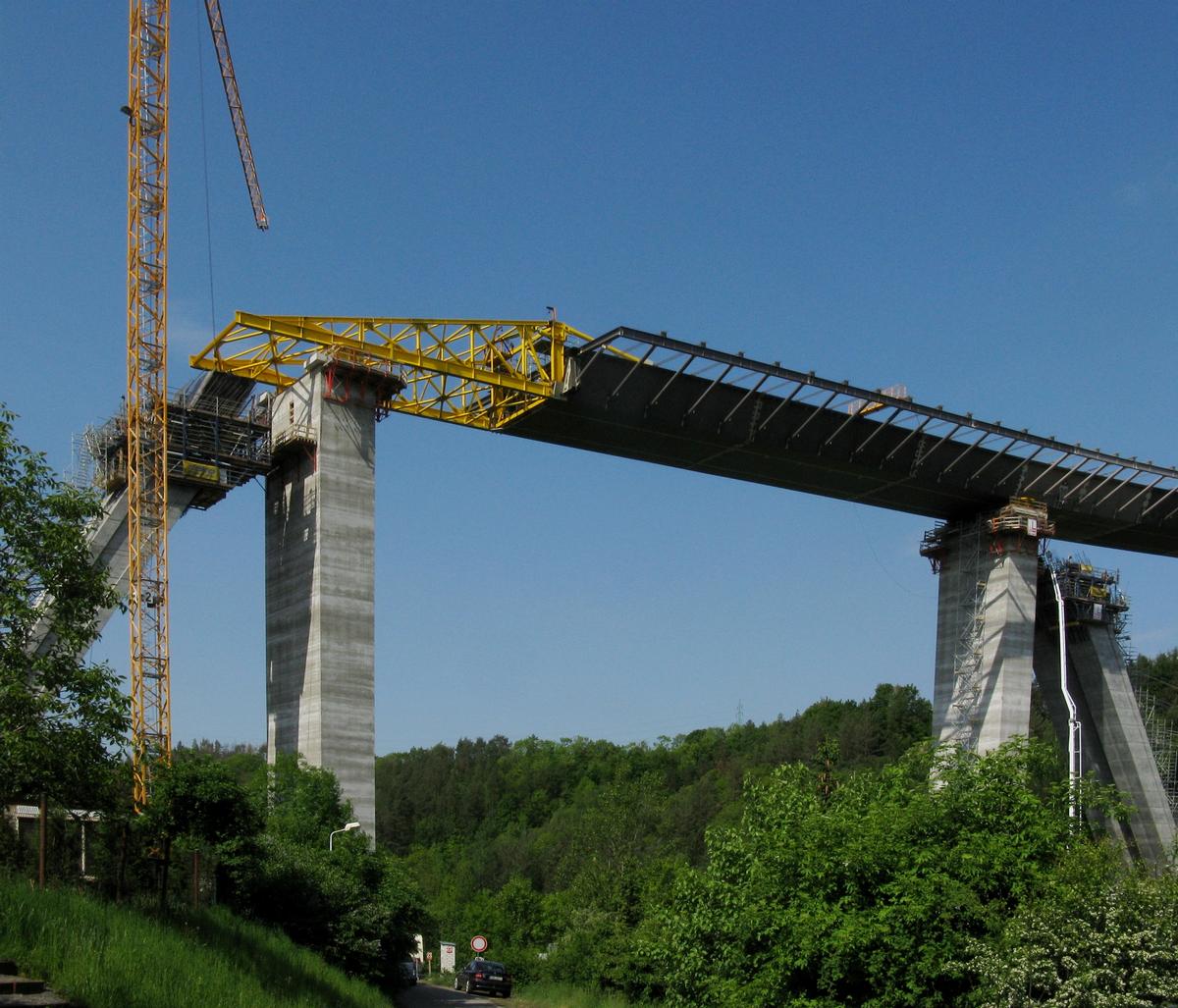 The bridge supporting structure launched in the half of the Lochkov Valley 