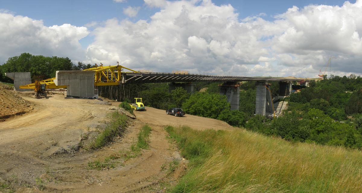 The steel structure moved across the Lochkov valley 