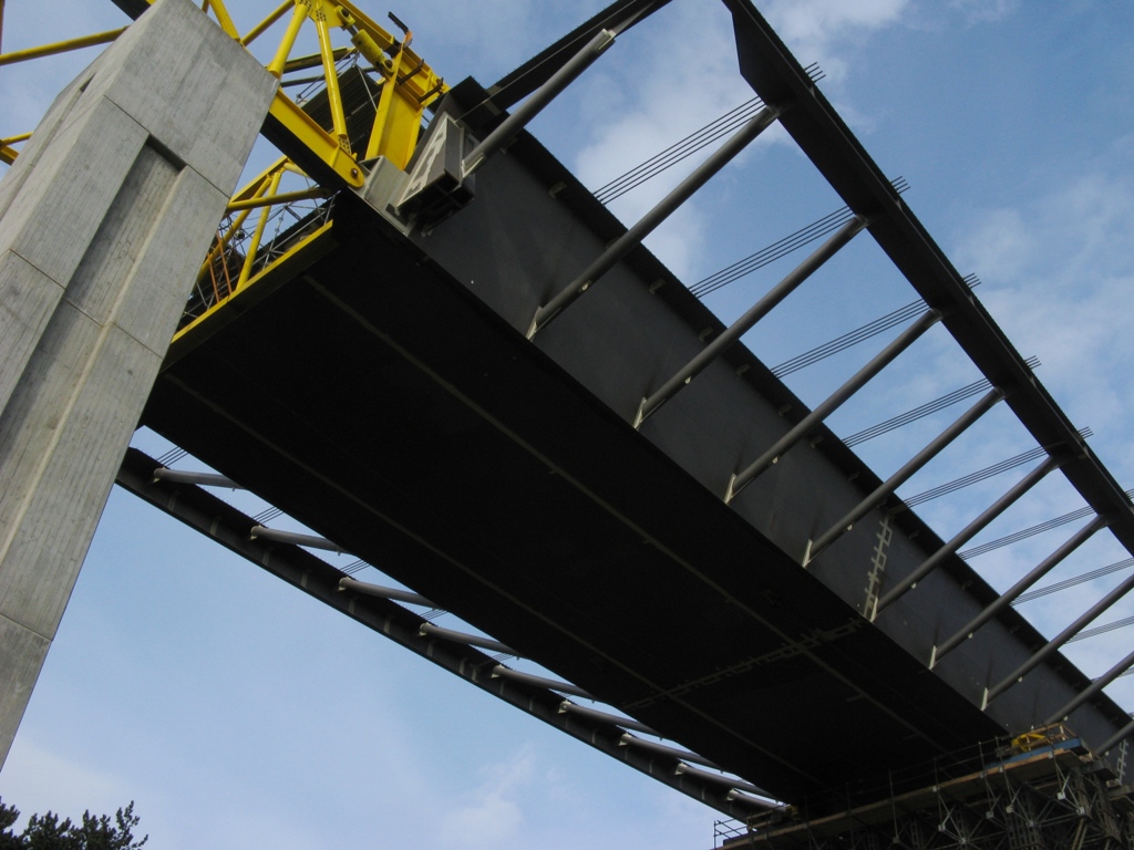 Lochkov bridge - an auxiliary sliding construction based over the P5 concrete pier 