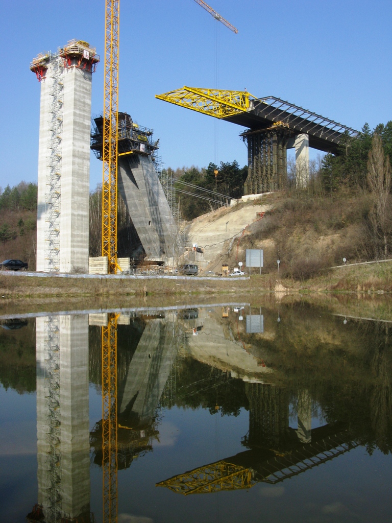 The Lochkov bridge launched over the P5 pier 