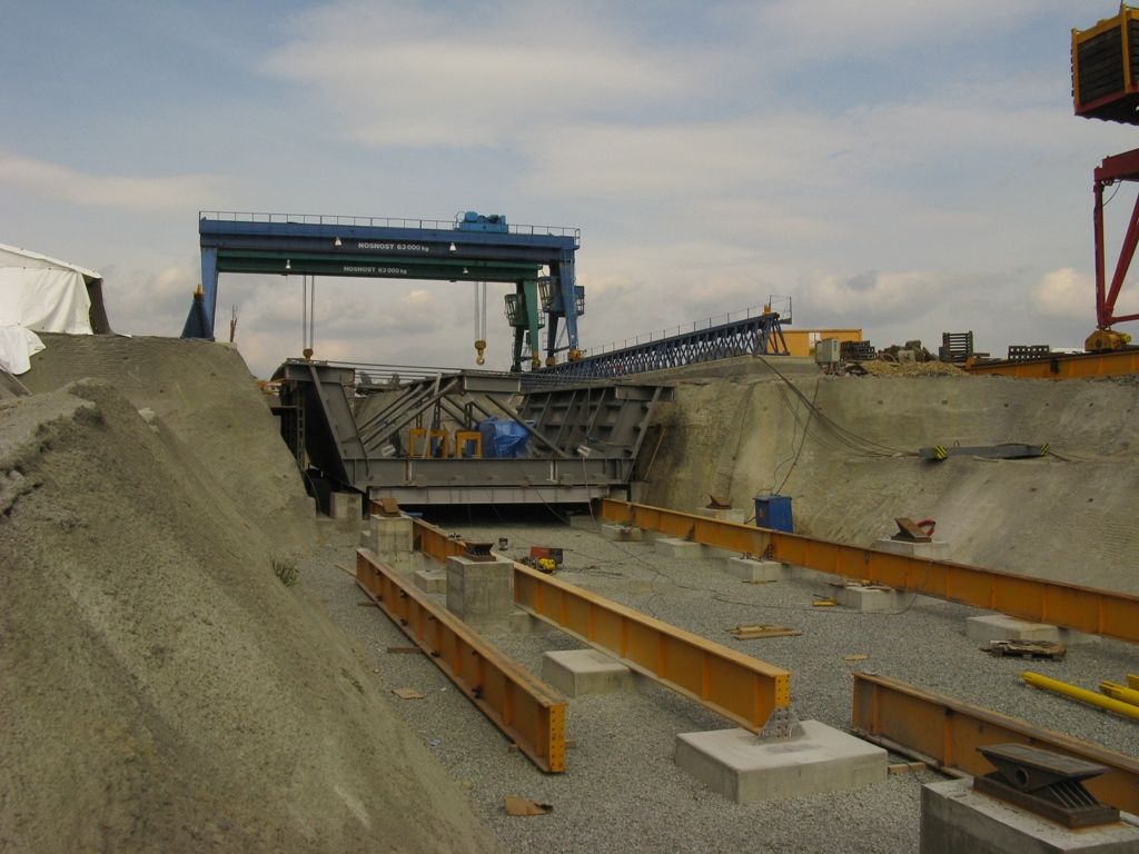 Lochkov Bridge: The front view to the 1st steel girder section placed in the assembly site pit 