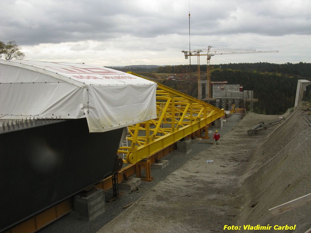 Lochkov bridge: 1st steel girder section with an auxiliary sliding construction 