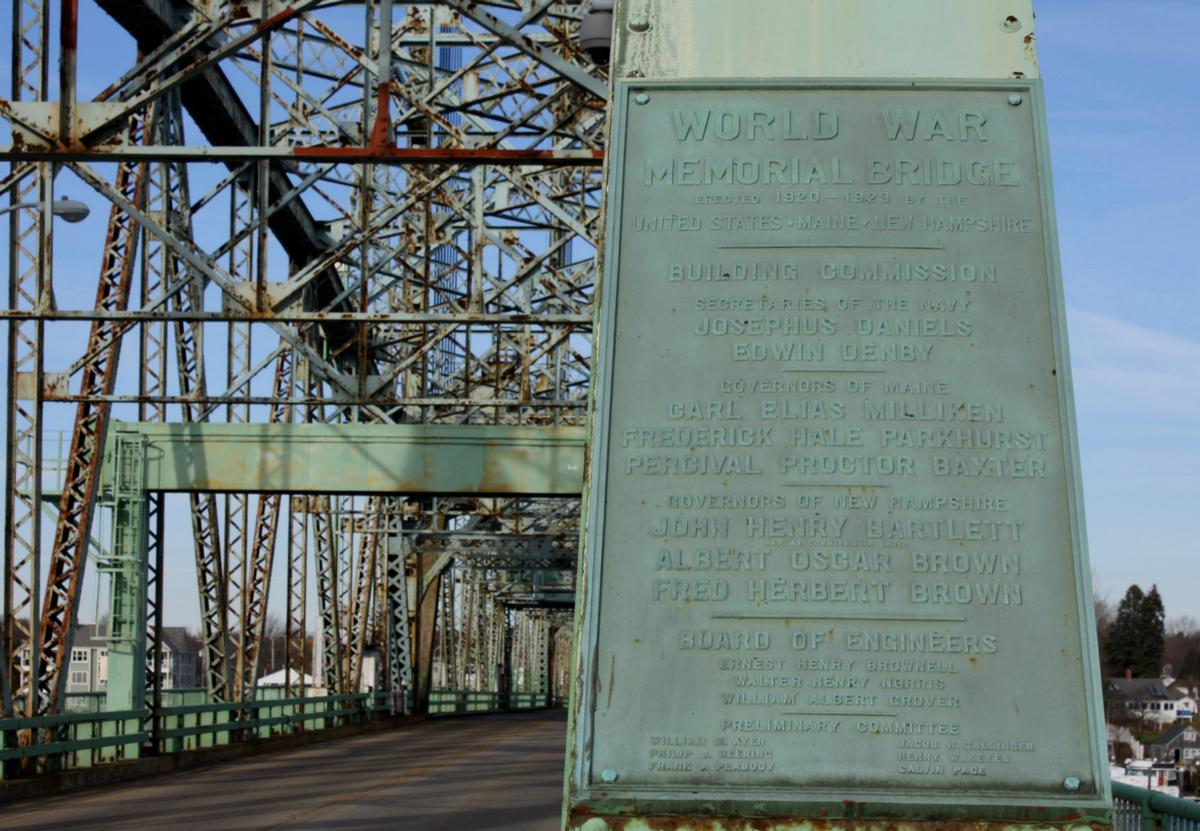 Plaque naming the bridge's building commission 